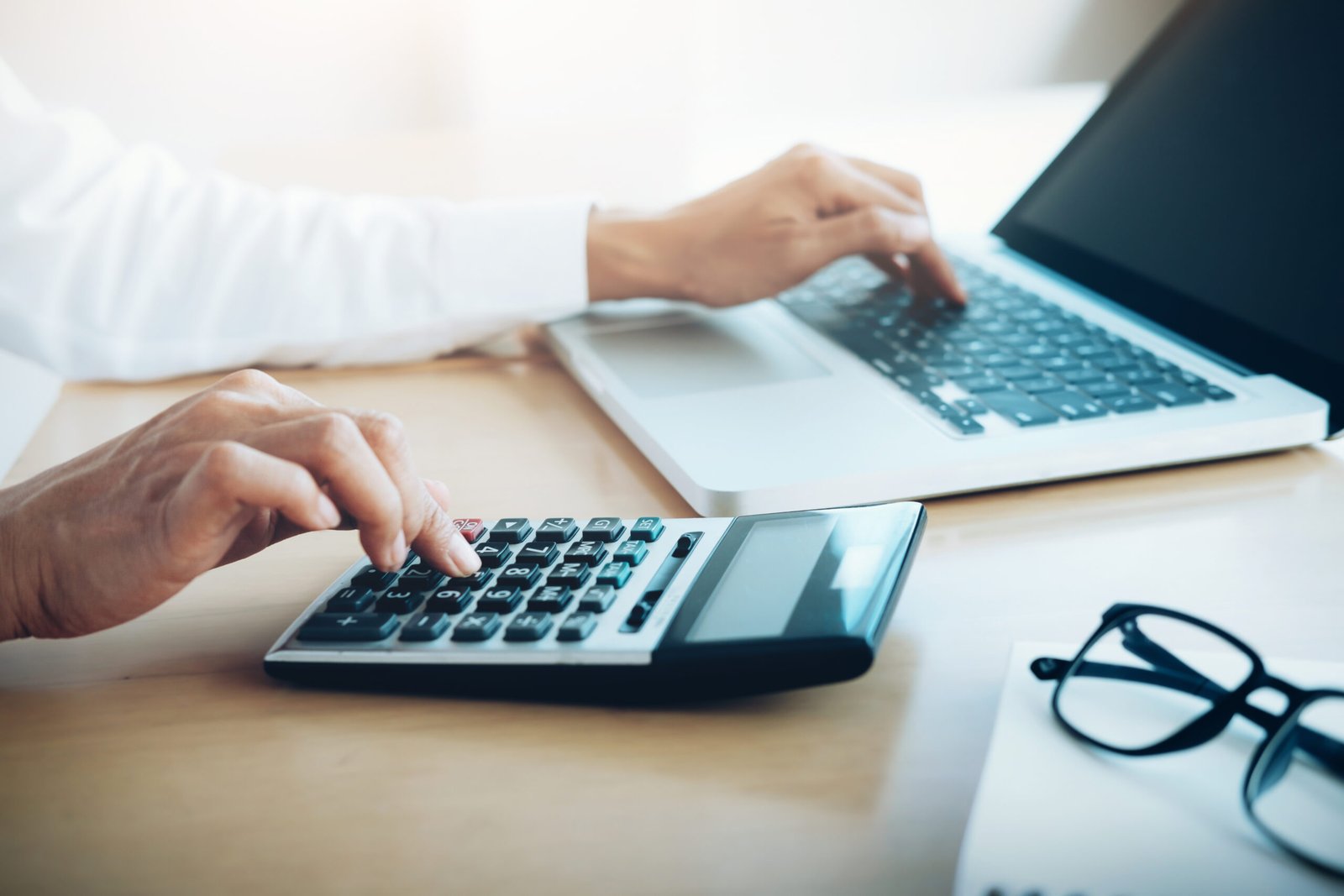 Asesor de Estrategia Financiera e Impuestos en consulta
