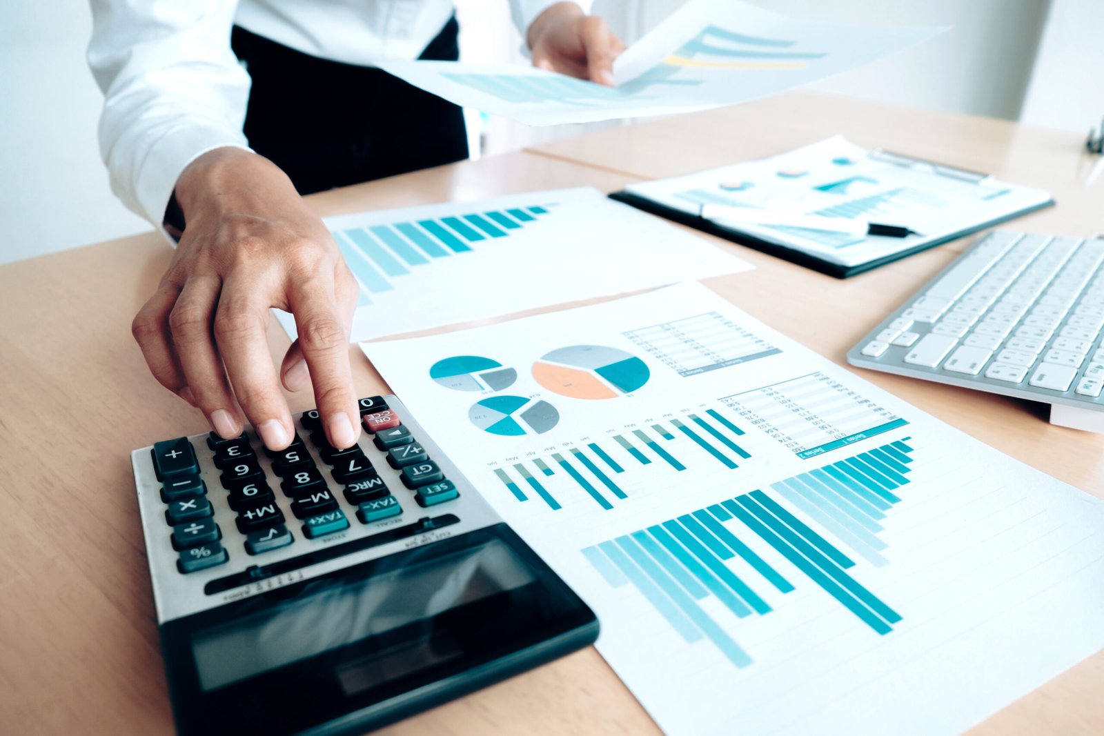 Equipo trabajando en estrategia financiera